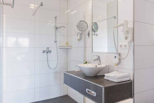 Doppelzimmer Komfort Plus Badezimmer